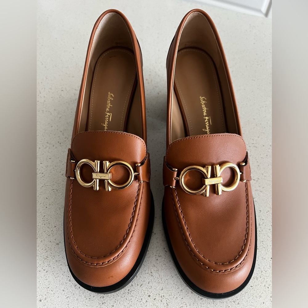 Never Worn Ferragamo Tan Heeled Loafers With Gold Gancini Logo Size 7.5